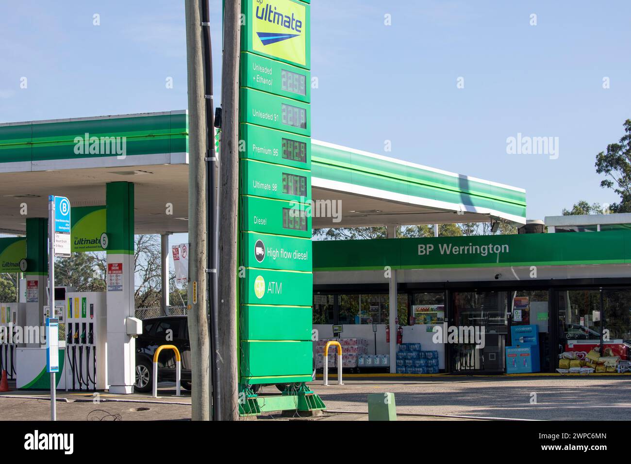 Stazione di rifornimento e benzina BP a Werrington, Western Sydney, NSW, Australia, 2024 Foto Stock