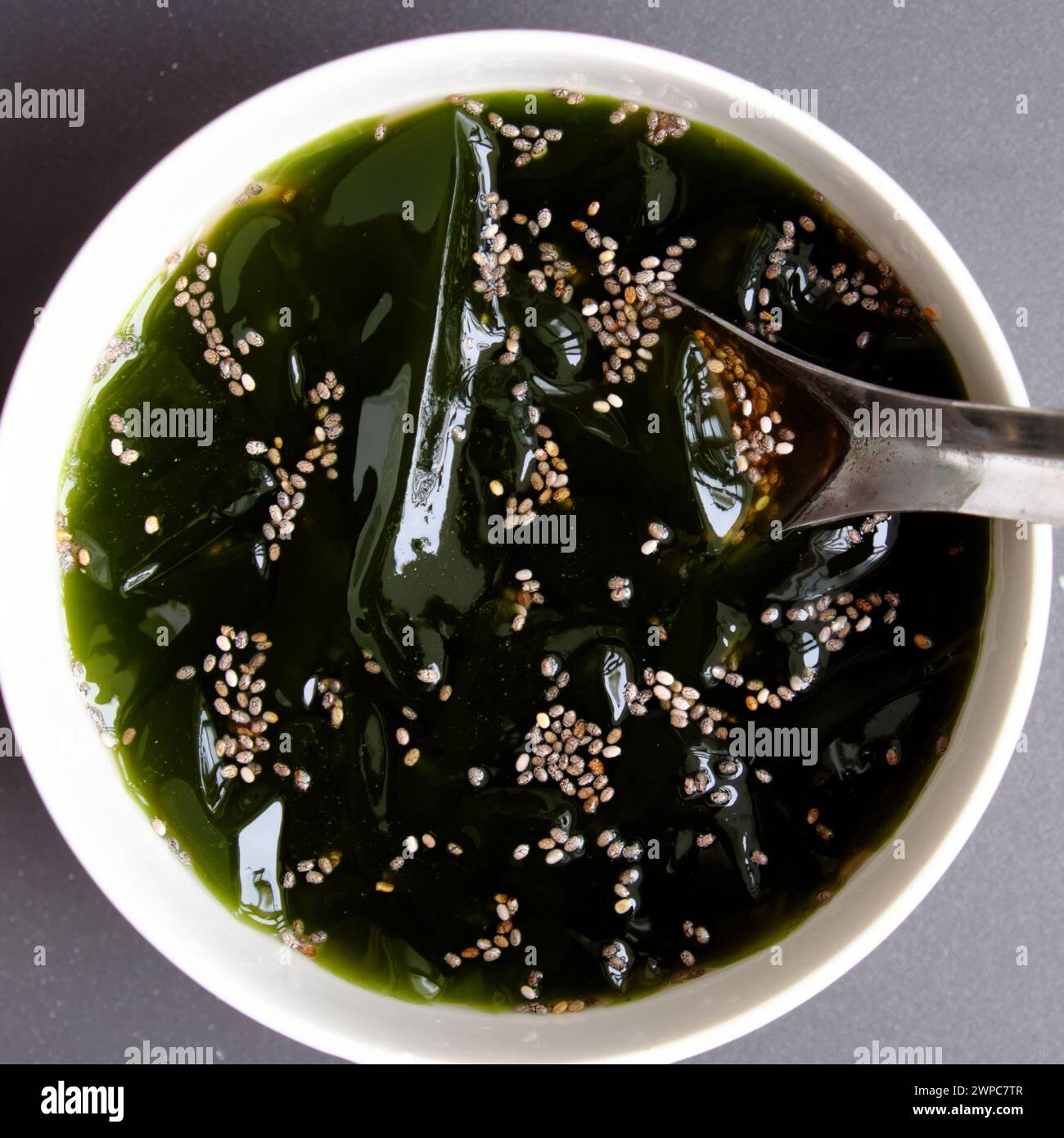 Gelatina verde appena raccolto dal giardino sul tetto, materia prima per bevande salutari nelle calde giornate estive Foto Stock