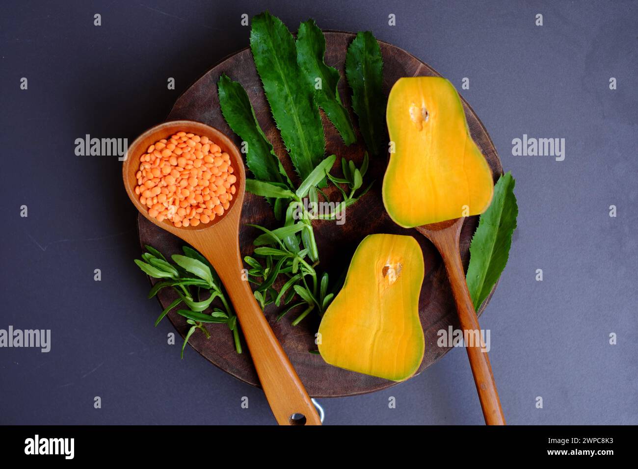 Vista dall'alto cibo per verdure, zucca rossa con coriandolo spinoso, zucca macinata pronta per cucinare zuppa vegana Foto Stock