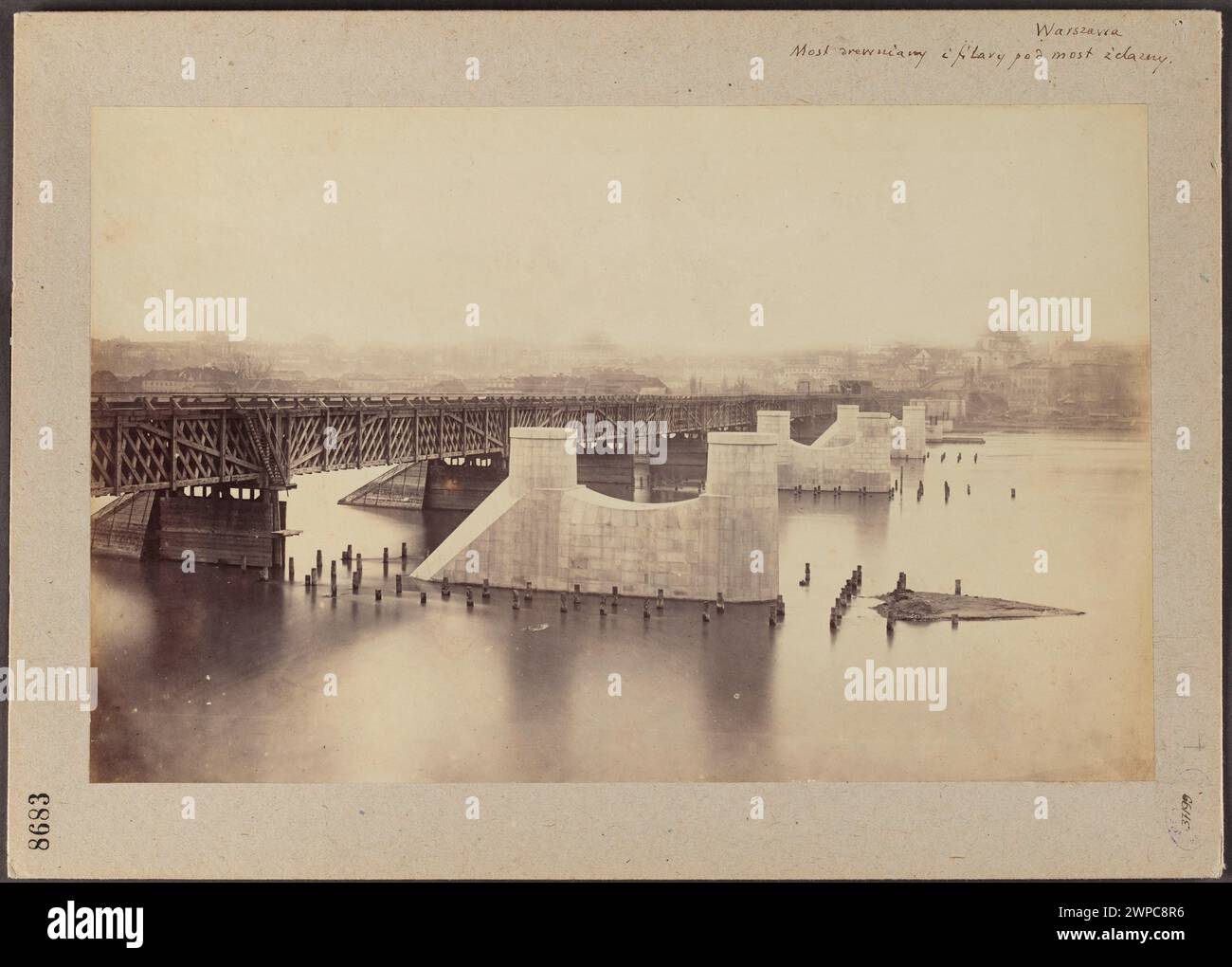 Vista da Praga del ponte Kierbecza sul fiume Wisła a Varsavia, caratterizzato da un ponte temporaneo in legno, pilastri in pietra, elementi di costruzione industriale e panorami urbani, documentati da Karol Beyer il 3 febbraio 1863. Foto Stock