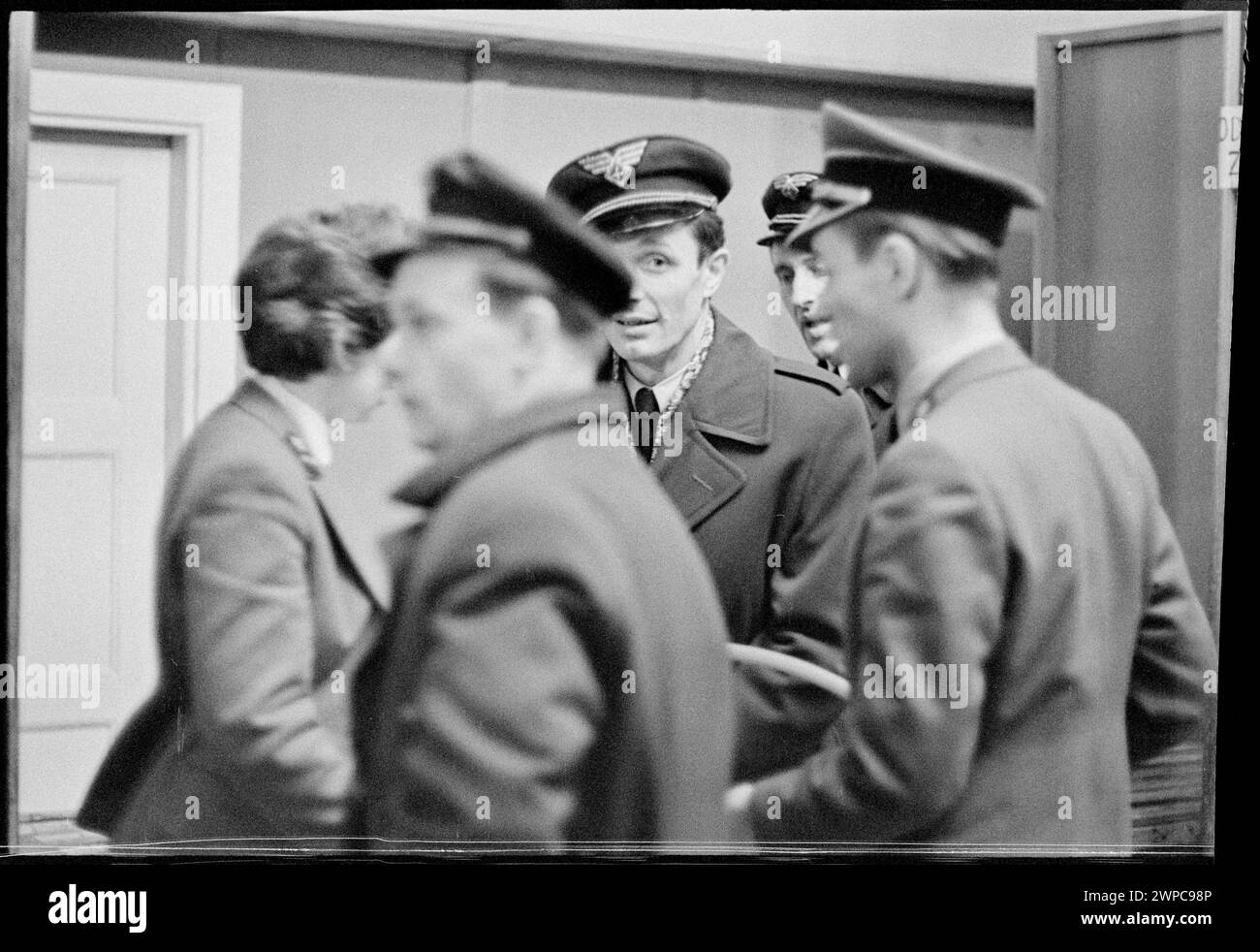 Fotografia degli agenti doganali che effettuano le istruzioni sul passaporto e sullo sdoganamento alla stazione estera dell'aeroporto di Varsavia, 1959, che mostra il personale e le procedure operative. Foto Stock