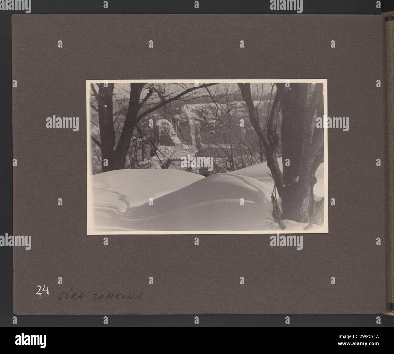 Fotografia invernale del monte Zamkowa a Vilnius di Edmund e Boles Zdanowscy che mostra terreni innevati, alberi e vedute urbane da pendii sopraelevati negli anni '1930 Foto Stock