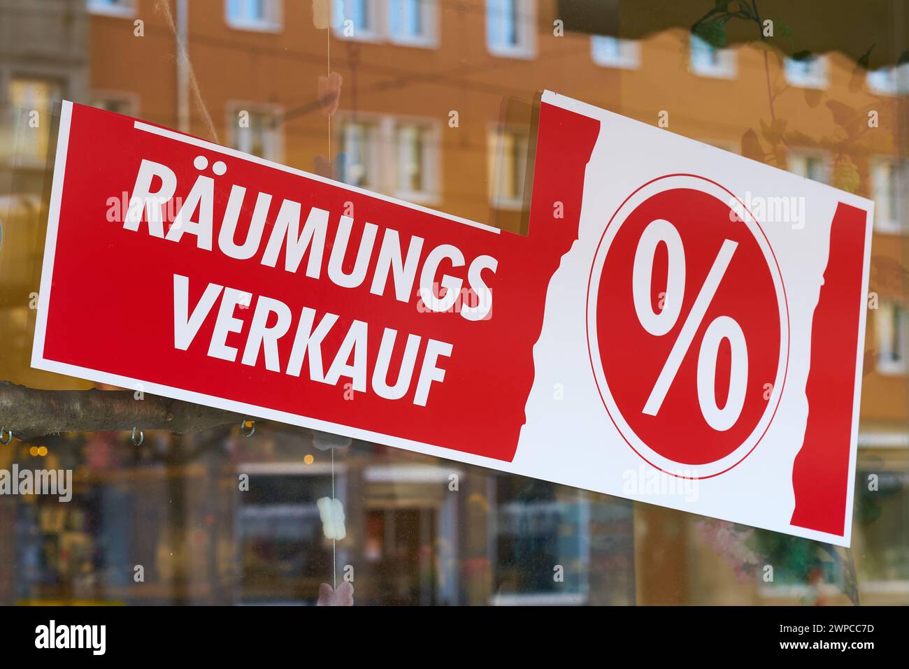 Firma con la parola tedesca Räumungsverkauf su una vetrina. Traduzione: Liquidazione della vendita Foto Stock