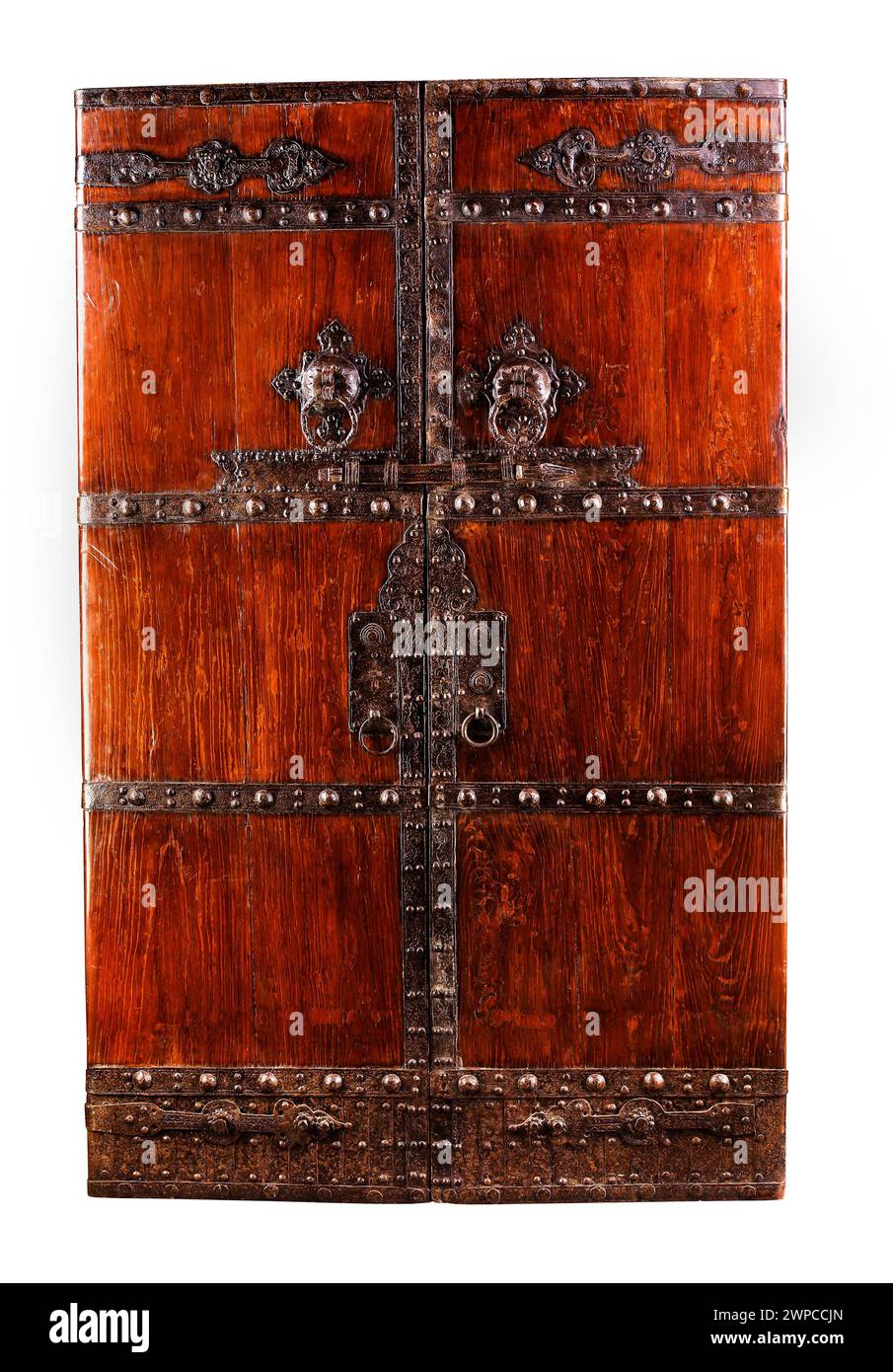 Porta in legno medievale e porta di ingresso in metallo con percorso di ritaglio. Foto Stock