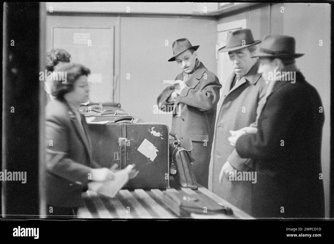 Fotografia del passaporto e dello sdoganamento presso la stazione estera dell’aeroporto di Varsavia, 1959, che mostra i funzionari doganali, i viaggiatori e le procedure di ispezione dei bagagli. Foto Stock