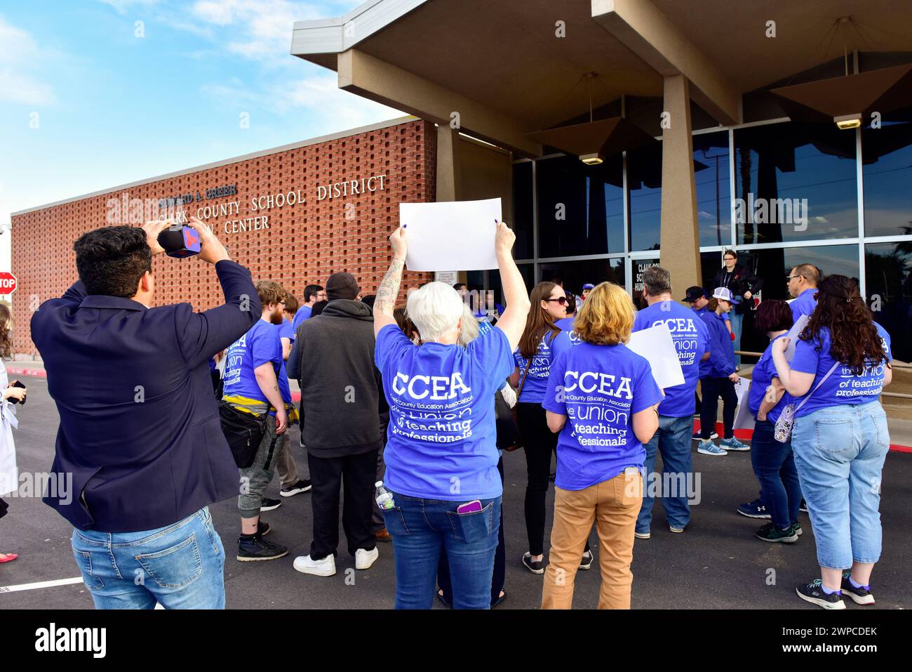 Las Vegas, Nevada, USA, 6 marzo 2024 - Clark County Education Association, CCEA, insegnanti e membri sindacali tengono una protesta presso gli uffici del Clark County Education Center, protestando contro i fiduciari del Consiglio scolastico per assumere un nuovo sovrintendente da una ricerca nazionale, non per promuovere all'interno del distretto. Vogliono il miglior candidato per la posizione. Il Clark County Nevada School System è il quinto più grande della nazione. Credito fotografico: Ken Howard/Alamy Live News Foto Stock