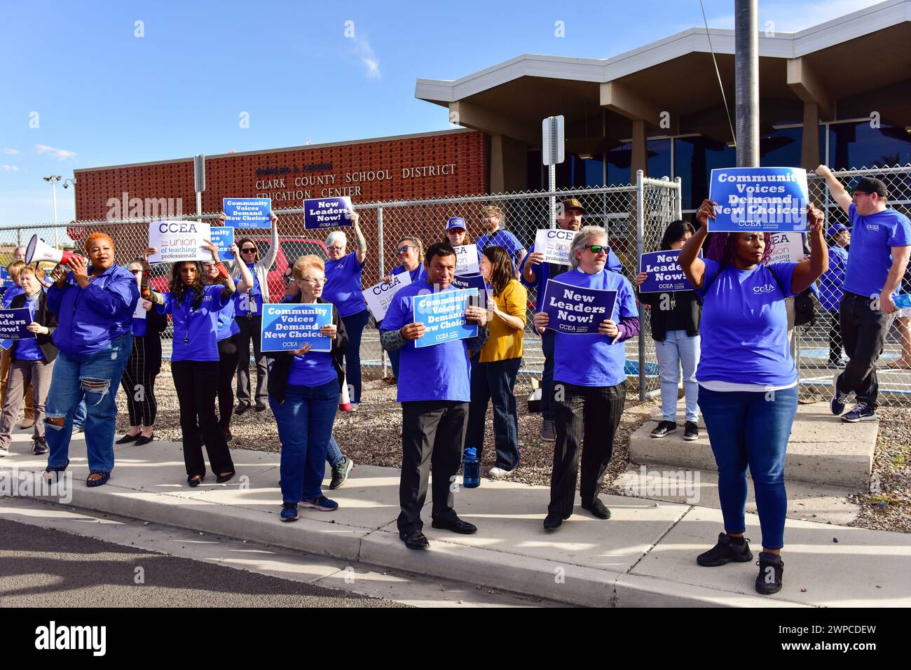 Las Vegas, Nevada, USA, 6 marzo 2024 - Clark County Education Association, CCEA, insegnanti e membri sindacali tengono una protesta presso gli uffici del Clark County Education Center, protestando contro i fiduciari del Consiglio scolastico per assumere un nuovo sovrintendente da una ricerca nazionale, non per promuovere all'interno del distretto. Vogliono il miglior candidato per la posizione. Il Clark County Nevada School System è il quinto più grande della nazione. Credito fotografico: Ken Howard/Alamy Live News Foto Stock