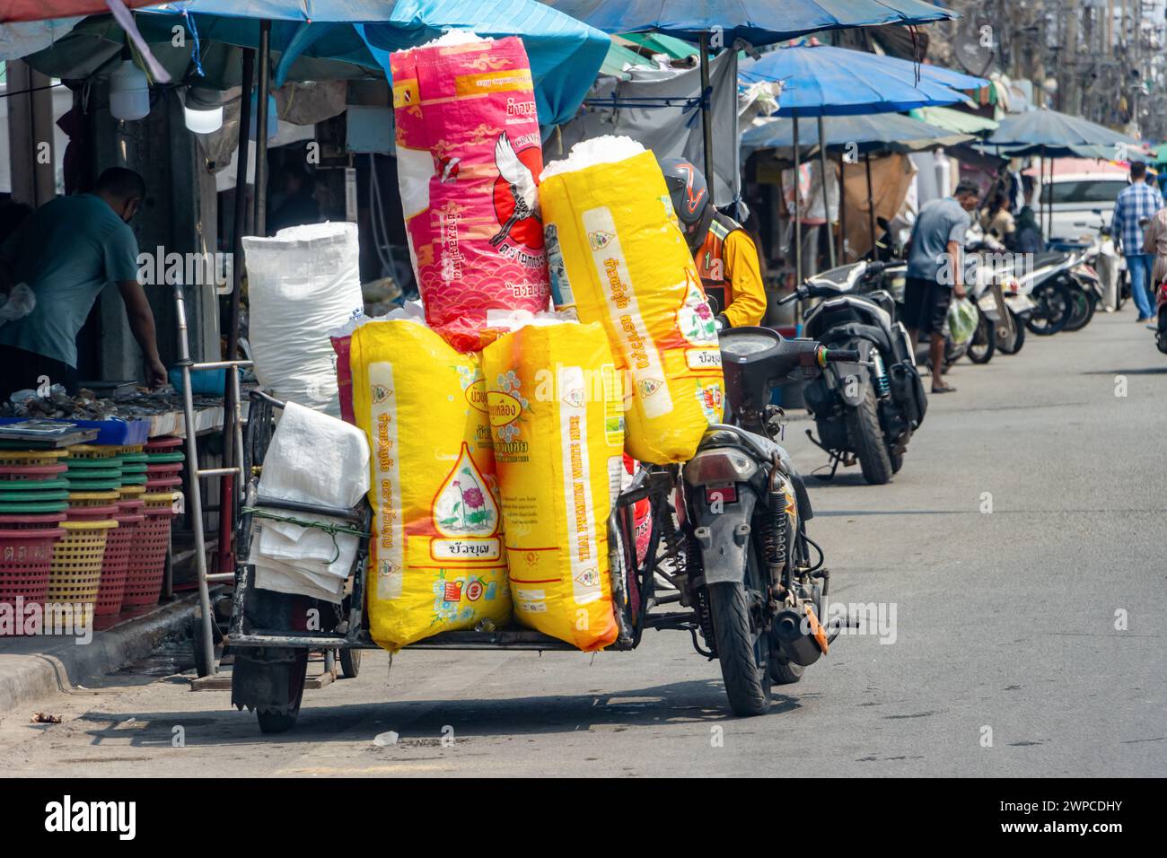 SAMUT PRAKAN, THAILANDIA, FEB 26 2024, consegna di ghiaccio in sacchi di riso Foto Stock