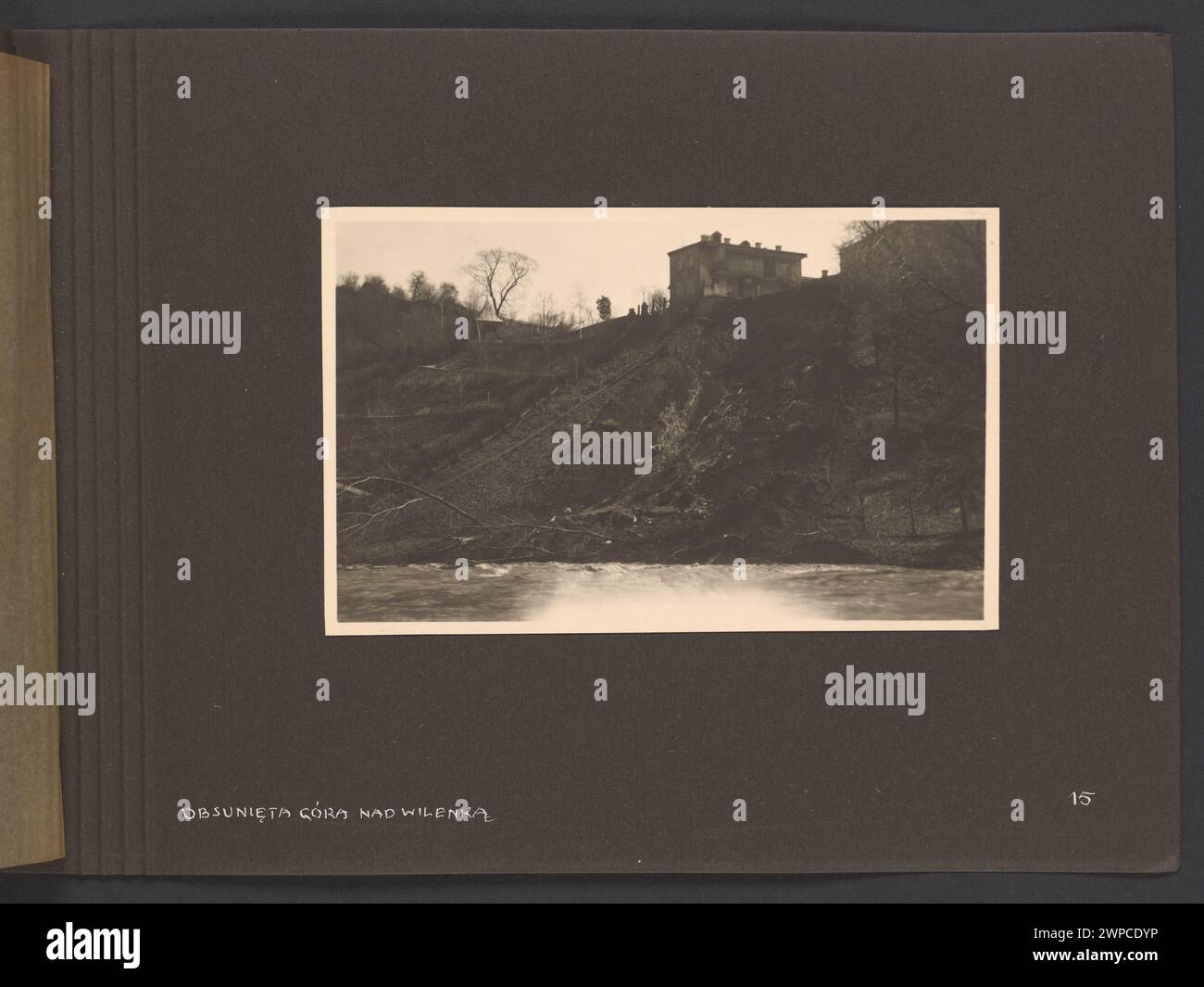Fotografia di Edmund e Bolesław Zdanowscy che cattura la montagna sopra Wilenka a Vilnius, 1931. Acquisita utilizzando la stampa al bromo su carta fotografica, l'immagine misura 8,5 cm per 13,5 cm, montata su una pagina di album in cartone di 16,5 cm per 24,5 cm. Acquistato dal Museo Nazionale di Varsavia. Foto Stock