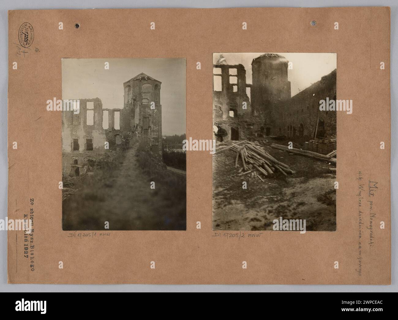 Fotografia del castello di Mir in Bielorussia che mostra due viste: Dal muro verso una torre e materiali da costruzione sul sito, datati 1916-1927. Foto Stock