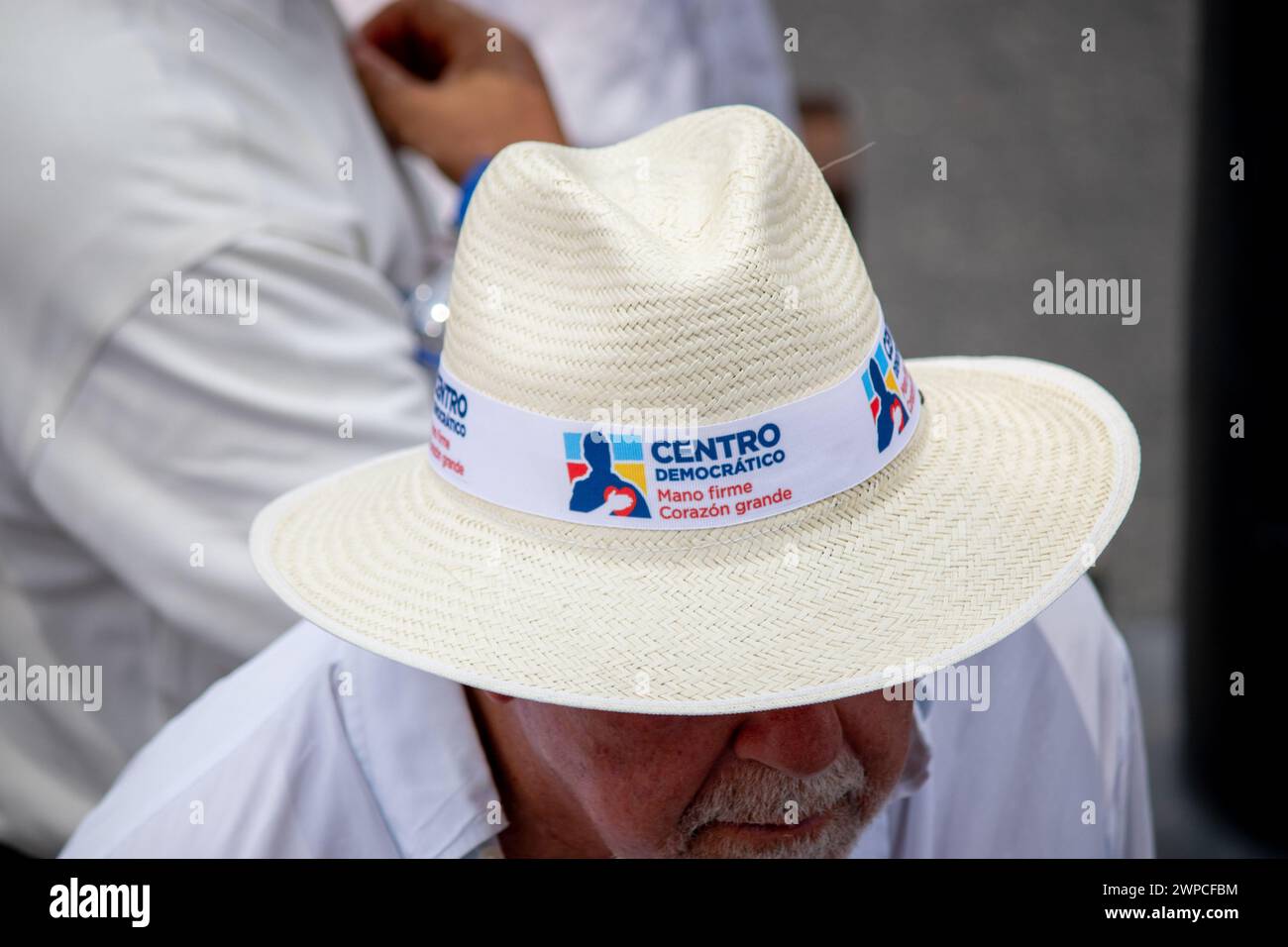 Cali, Colombia. 6 marzo 2024. Un manifestante indossa un cappello politico con i loghi del partito politico "Centro Democratico” durante una manifestazione di opposizione contro il presidente colombiano Gustavo Petro e le sue riforme, il 6 marzo 2024 a Cali, Colombia. Foto di: Sebastian Marmolejo/Long Visual Press credito: Long Visual Press/Alamy Live News Foto Stock