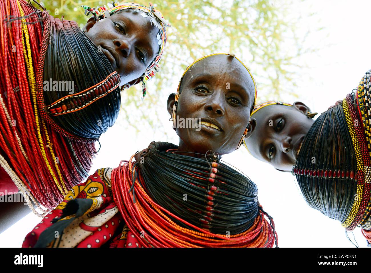 Donne Rendille che indossano una collana tradizionale realizzata con fasci di capelli di coda di giraffa. Regione di Korr nel nord del Kenya. Foto Stock