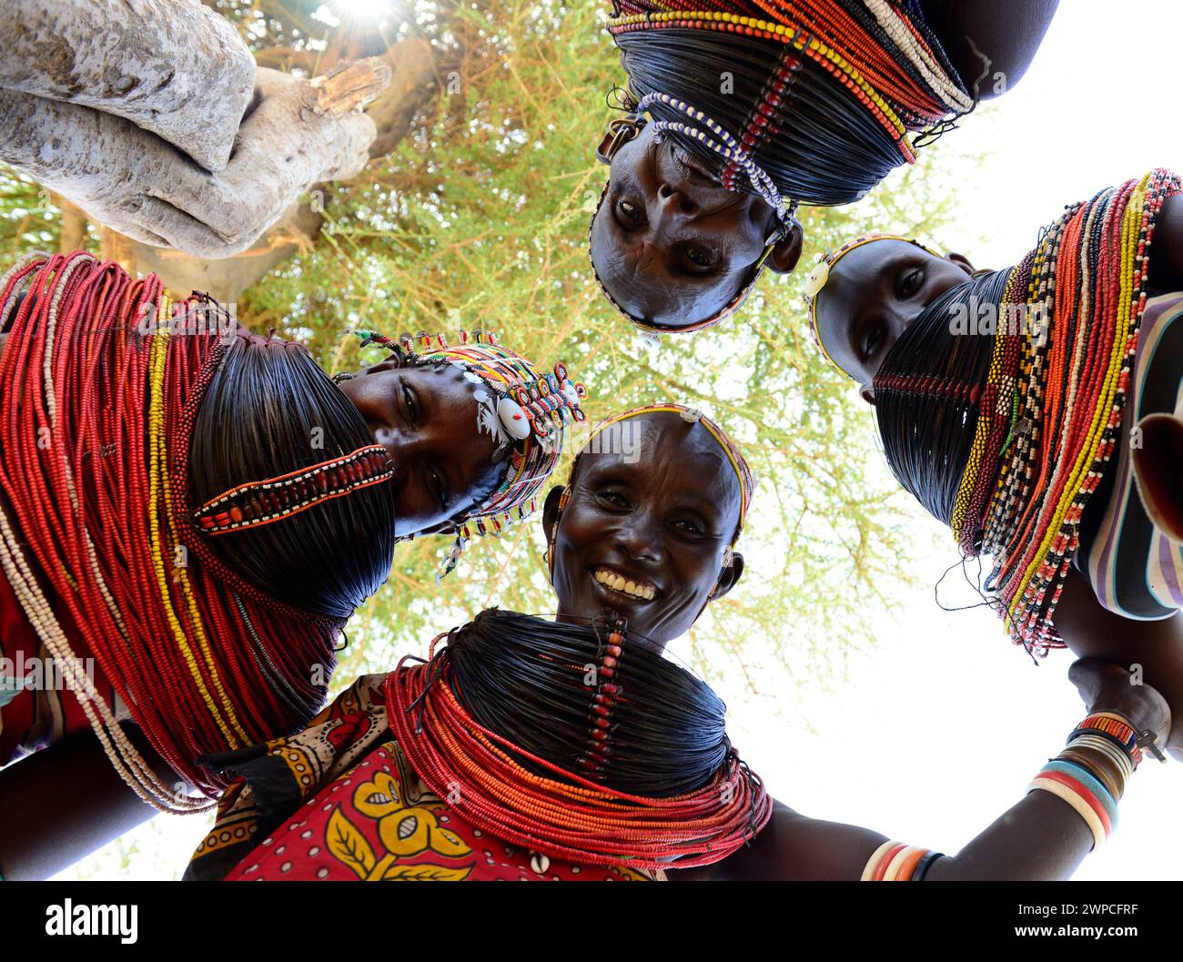 Donne Rendille che indossano una collana tradizionale realizzata con fasci di capelli di coda di giraffa. Regione di Korr nel nord del Kenya. Foto Stock