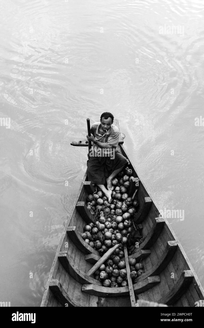 Vita sui piccoli fiumi intorno a Mrauk-U nello stato di Rakhine, Myanmar. Foto Stock