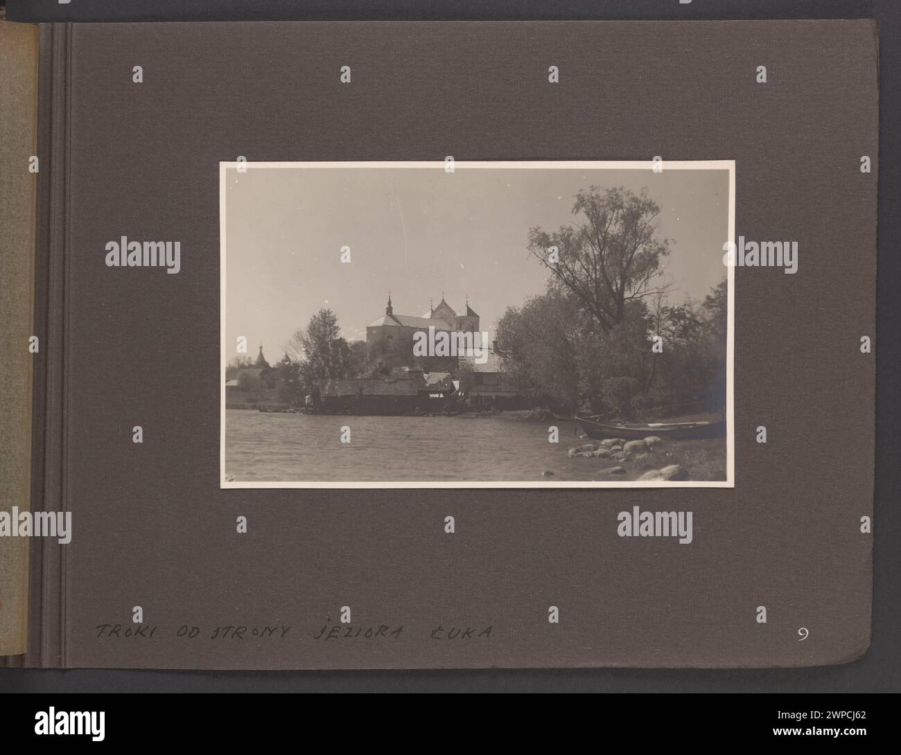 Vista di Trakai dal lato del lago che mostra acqua, riva, paesaggio e alberi lontani fotografati da Edmund e Boles Zdanowscy prima del 1939. Foto Stock
