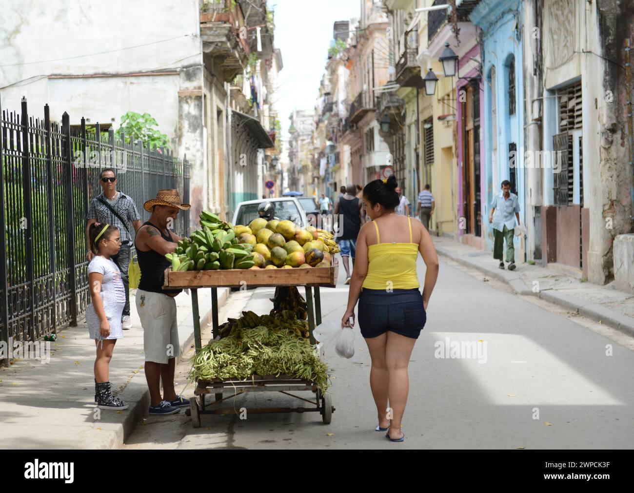 Un commerciante di frutta a l'Avana Vecchia, Cuba. Foto Stock