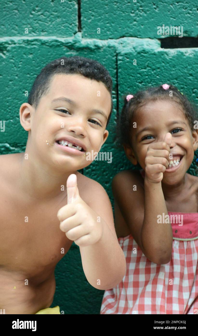 Bambini cubani a l'Avana Vecchia, Cuba. Foto Stock