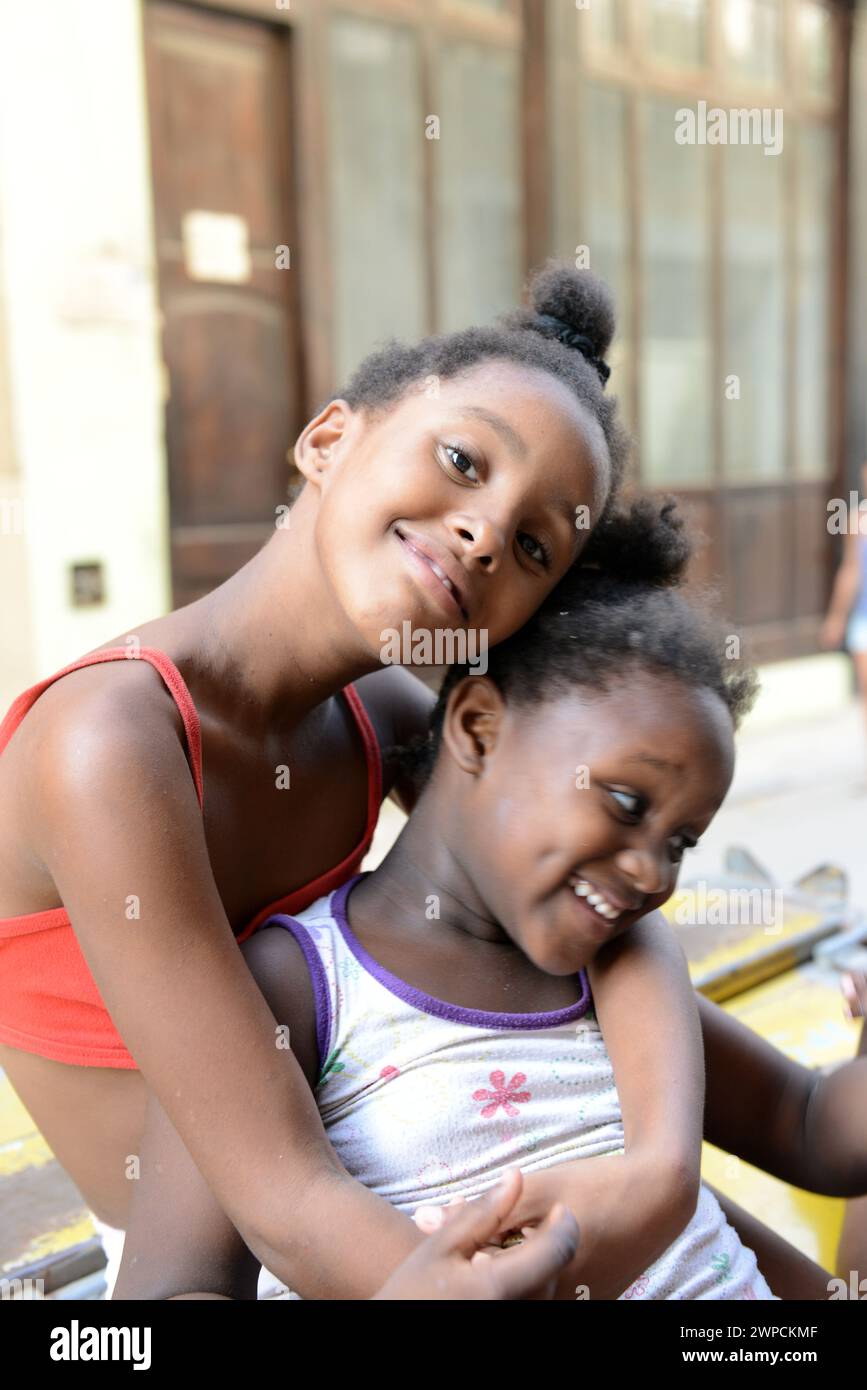 Bambini cubani a l'Avana Vecchia, Cuba. Foto Stock