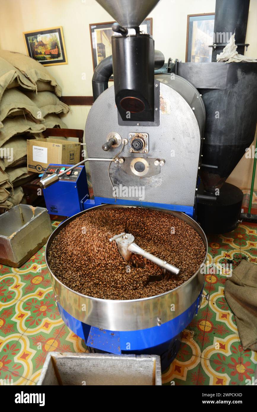 Tostatura di chicchi di caffè al Café o'Reilly a l'Avana vecchia, Cuba. Foto Stock