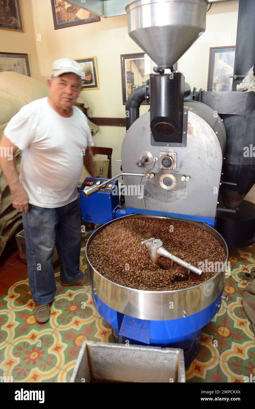 Tostatura di chicchi di caffè al Café o'Reilly a l'Avana vecchia, Cuba. Foto Stock