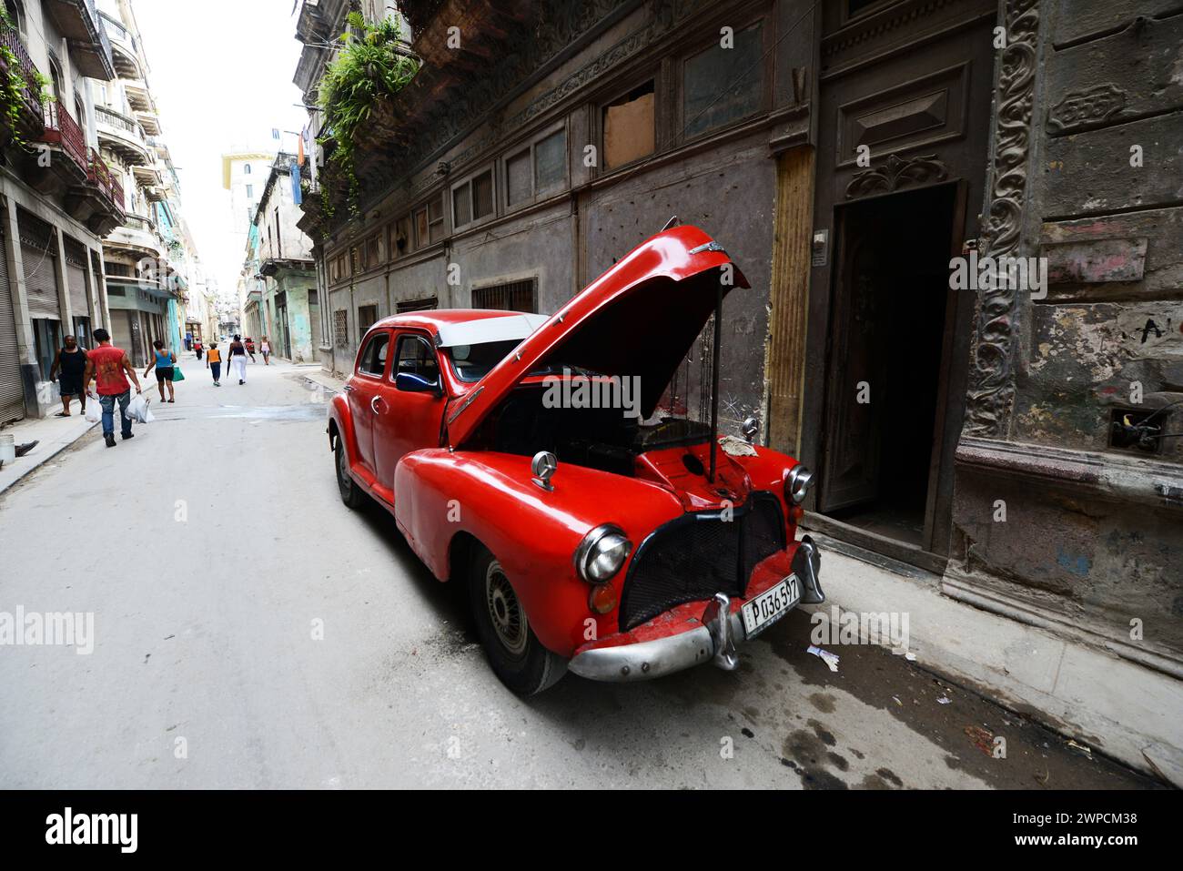 Una vecchia Chevrolet rossa nella vecchia Havana, Cuba. Foto Stock