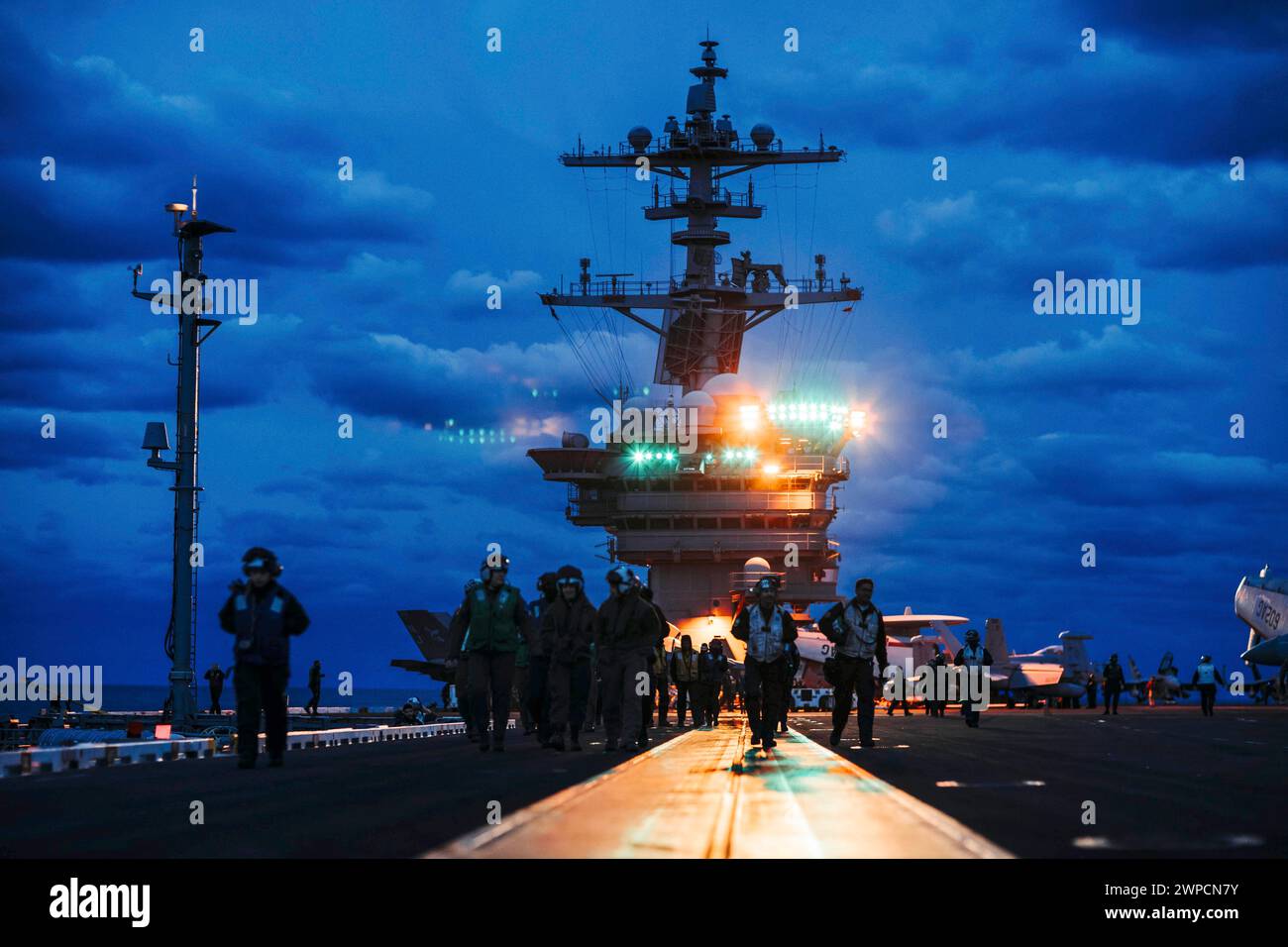 Oceano Atlantico. 1 marzo 2024. I marinai camminano fino alla prua in preparazione per una mattina, a bordo della portaerei classe Nimitz USS George Washington (CVN 73) nell'Oceano Atlantico, il 1 marzo 2024. George Washington sta conducendo corsi personalizzati di formazione sulla disponibilità e sul problema di valutazione finale (TSTA/FEP). La TSTA prepara la nave e l'equipaggio per la piena integrazione in un gruppo di sciopero dei vettori attraverso un'ampia gamma di operazioni mission critical. (Foto di August Clawson) (immagine di credito: © U.S. Navy/ZUMA Press Wire) SOLO PER USO EDITORIALE! Non per USO commerciale! Foto Stock