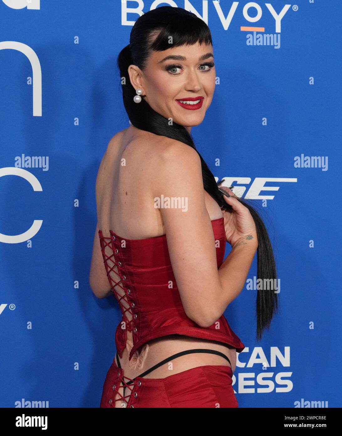 Los Angeles, Stati Uniti. 6 marzo 2024. Katy Perry arriva ai Billboard Women in Music Awards 2024, tenutosi presso il YouTube Theater all'Hollywood Park di Inglewood, CALIFORNIA, mercoledì 6 marzo 2024. (Foto di Sthanlee B. Mirador/Sipa USA) credito: SIPA USA/Alamy Live News Foto Stock