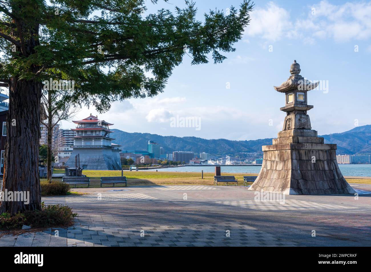 Monumento alla luce notturna di Ishiba tsu, sulla riva del lago Biwa. Otsu, Prefettura di Shiga, Giappone. Traduzione giapponese "luce notturna". Foto Stock