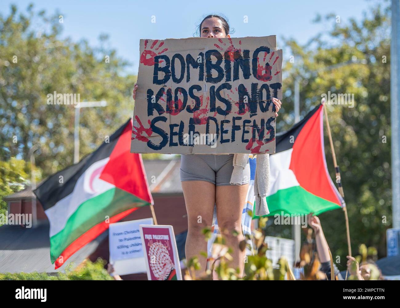 Christchurch, nuova Zelanda. 7 marzo 2024. David Seymour, leader del partito della legge neozelandese, viene accolto con manifestanti filo-palestinesi che sventolano bandiere, cantano e sbattono pentole e padelle per simboleggiare la fame che si sta verificando a Gaza, mentre partecipa a un incontro a Business Canterbury. (Immagine di credito: © PJ Heller/ZUMA Press Wire) SOLO PER USO EDITORIALE! Non per USO commerciale! Foto Stock