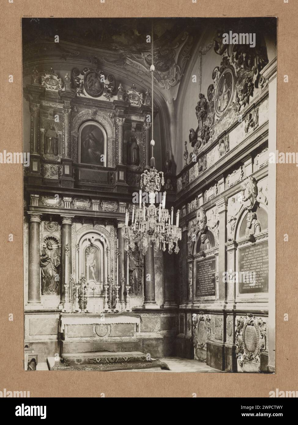 Fotografia delle lapidi della famiglia Kampian nella Cappella Kampian, cattedrale latina dell'assunzione, Leopoli, catturata da Józef Kościesza Jaworski intorno al 1912. Foto Stock