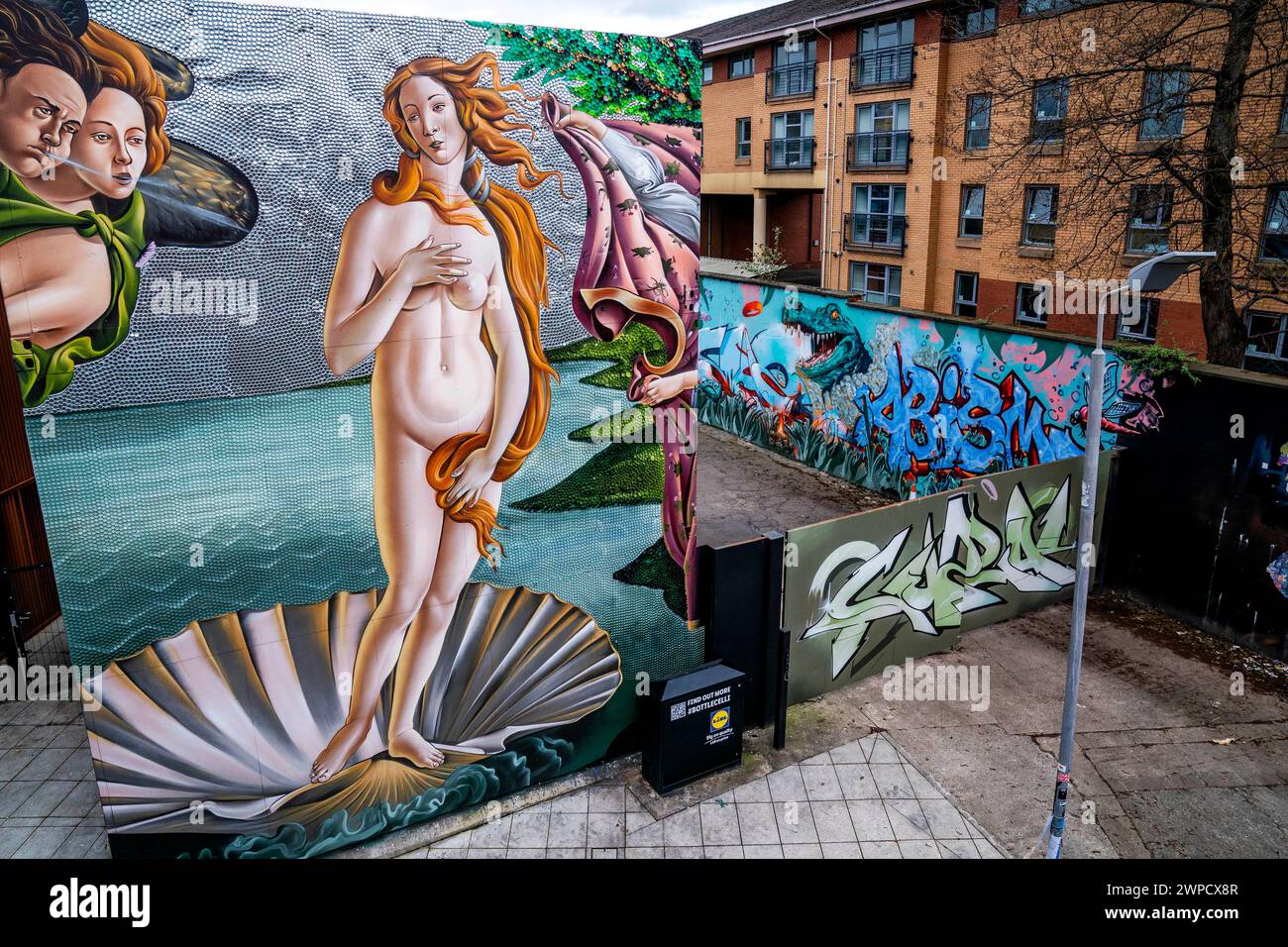 SOLO PER USO EDITORIALE vedute generali dell'installazione "Bottlecelli" di Lidl, realizzata utilizzando oltre 30.000 tappi riciclati e creata dall'artista Smug and Yardworks, in mostra a Glasgow, per celebrare il primo mese del piano di restituzione della plastica del supermercato. Data di pubblicazione: Giovedì 7 marzo 2024. Foto Stock