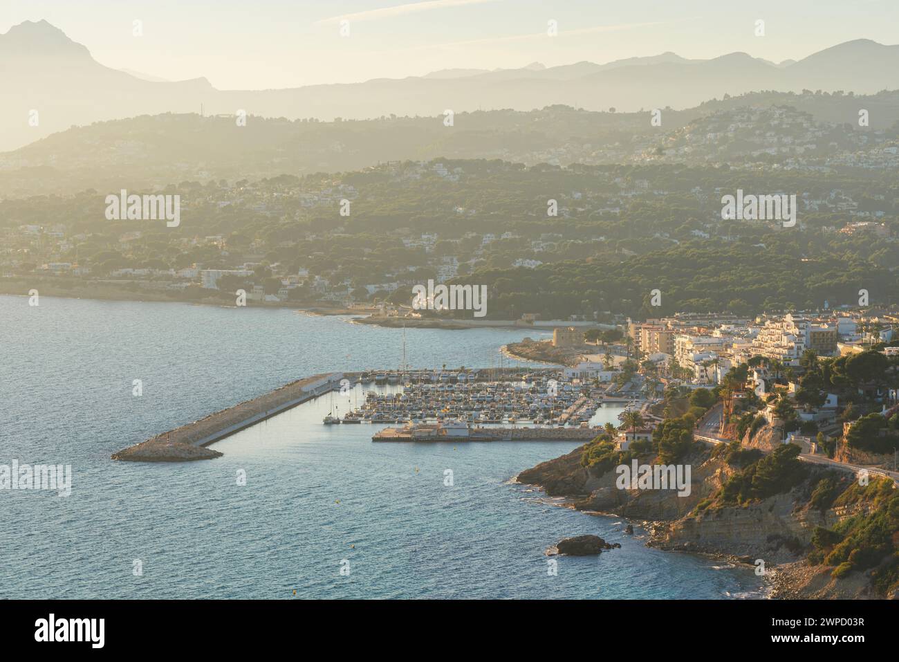 Vista panoramica di Moraira, villaggio turistico spagnolo sulla Costa Blanca, Mar Mediterraneo Foto Stock