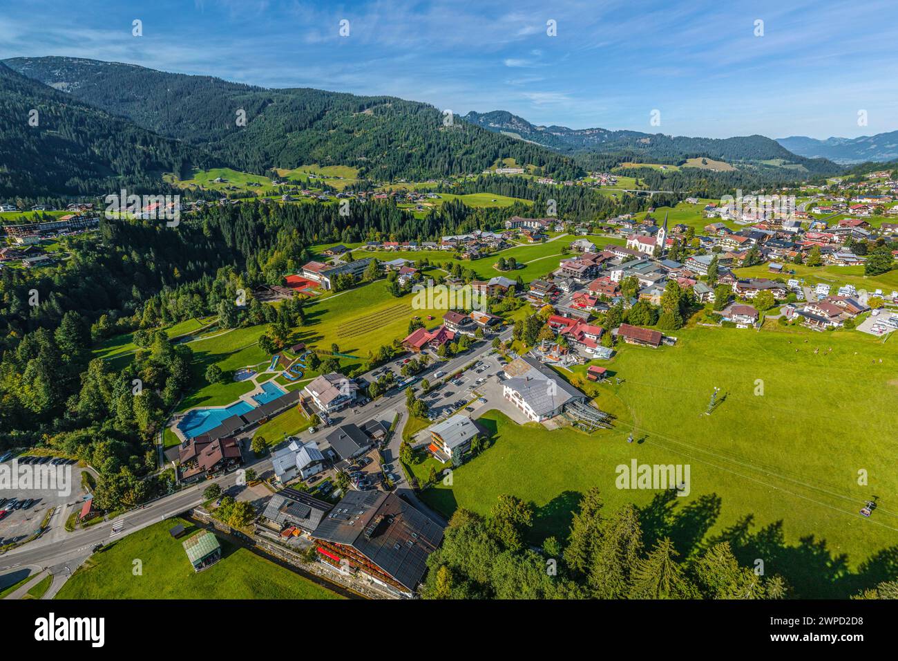 Idilliaca atmosfera autunnale vicino a Riezlern, nell'enclave Kleinwalsertal nel Vorarlberg Foto Stock