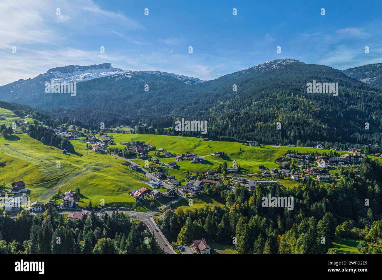 Idilliaca atmosfera autunnale vicino a Riezlern, nell'enclave Kleinwalsertal nel Vorarlberg Foto Stock