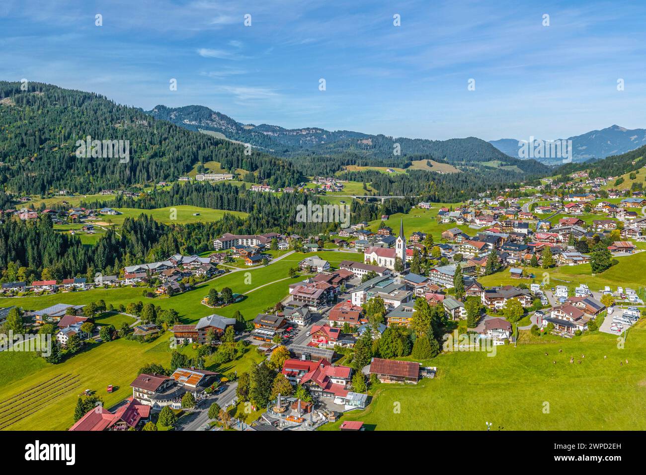 Idilliaca atmosfera autunnale vicino a Riezlern, nell'enclave Kleinwalsertal nel Vorarlberg Foto Stock
