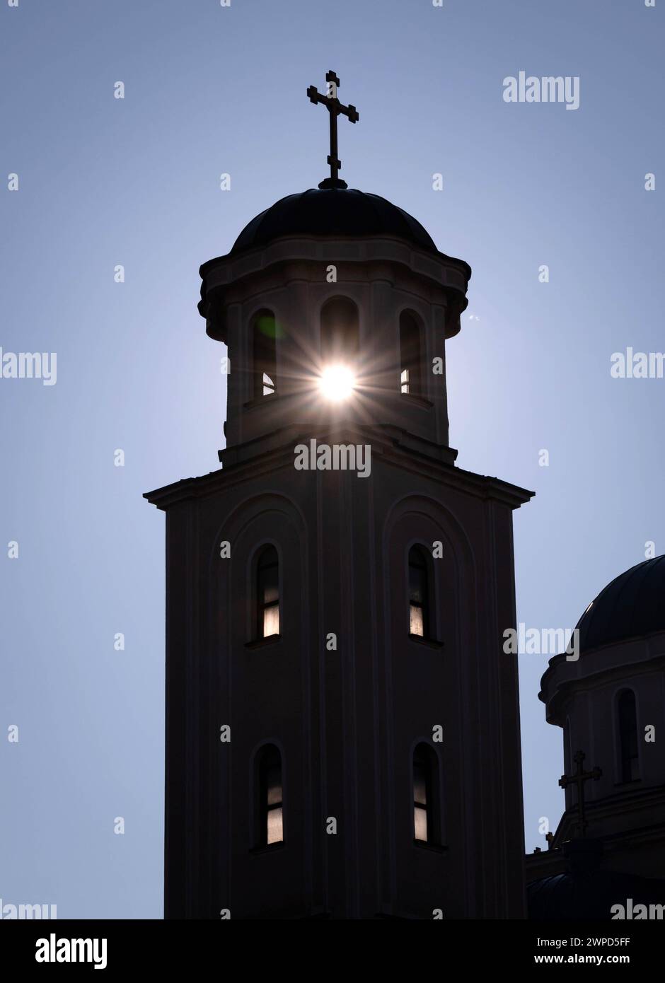 Illuminazione divina. Sole mattutino attraverso le finestre della torre ortodossa. Chiesa macedone. Foto Stock