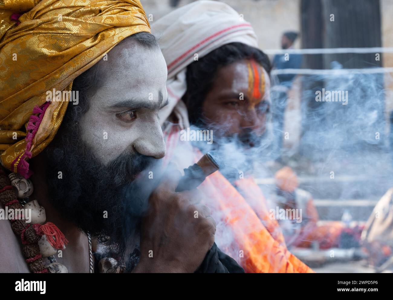 Kathmandu, Kathmandu, Nepal. 7 marzo 2024. Un Sadhu, devoto di Lord Shiva fuma marijuana da un tradizionale chillum alla vigilia del festival Maha Shivaratri all'interno della premessa del Tempio Pashupathinath a Kathmandu, Nepal. (Credit Image: © Yasser Alaa Mobarak/ZUMA Press Wire) SOLO PER USO EDITORIALE! Non per USO commerciale! Foto Stock