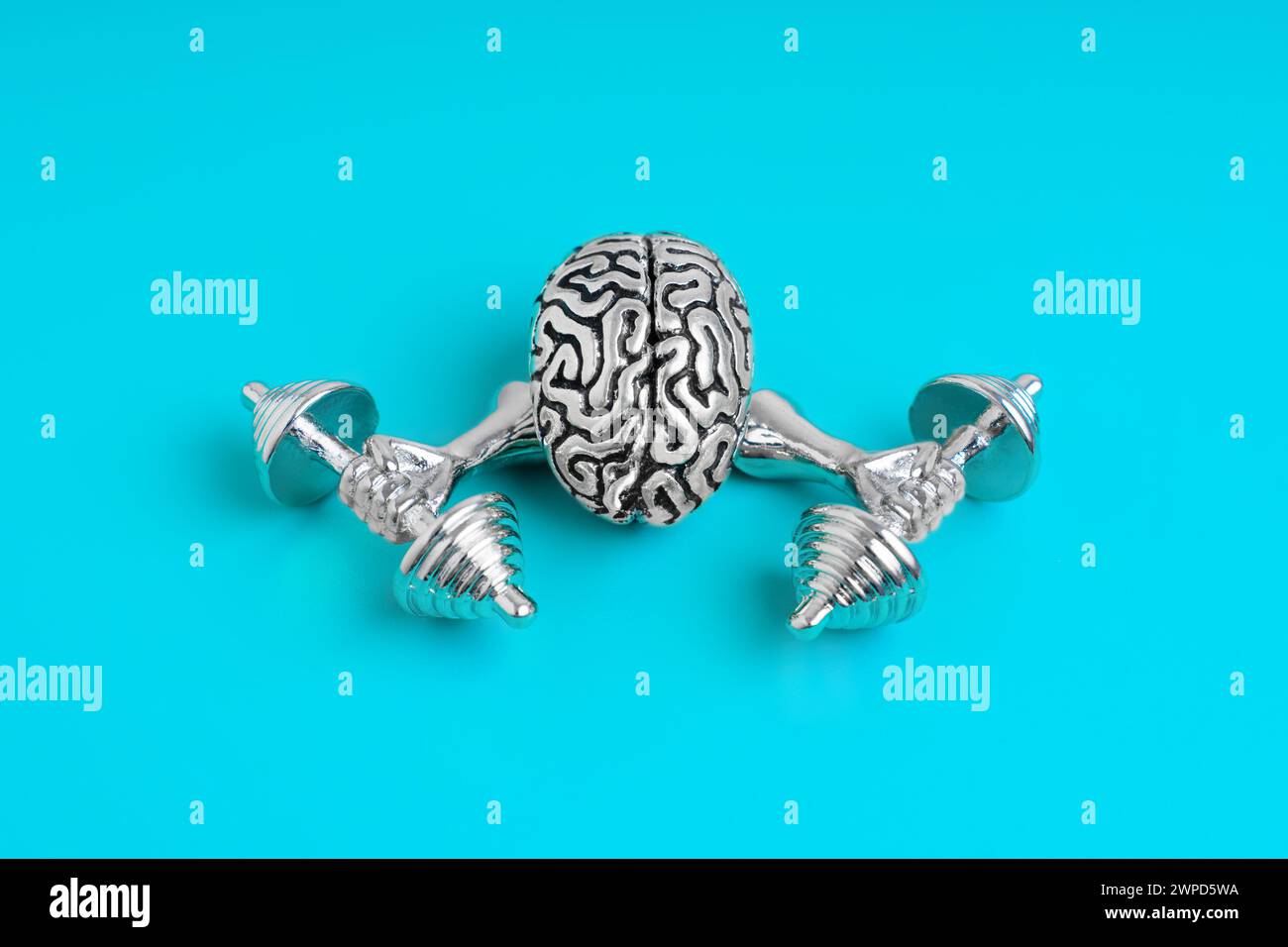 Modello metallico del cervello umano, dotato di mani forti, che solleva pesanti manubri isolati su sfondo blu. Foto Stock