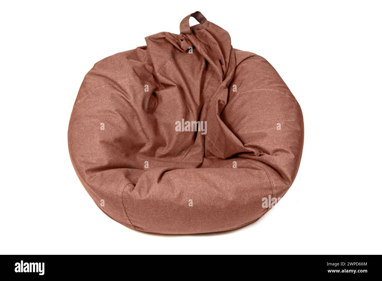 Primo piano di un sacchetto sgonfio di fagioli che necessitano di soffocamento isolato su bianco. Foto Stock