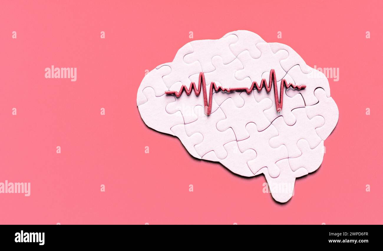 Puzzle a forma di cervello umano sovrapposto a un grafico elettroencefalogramma (EEG), collocato su uno sfondo rosso inquietante. Funzione cognitiva e attiv cerebrale Foto Stock