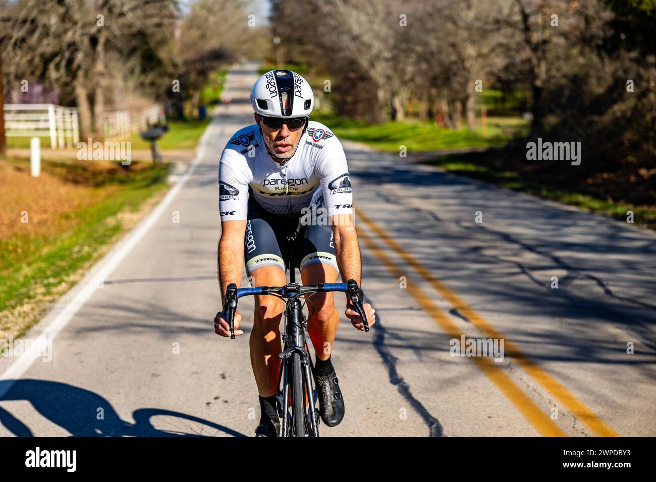 Un uomo che pedala per una strada cittadina in bicicletta ad Arlington, Stati Uniti Foto Stock