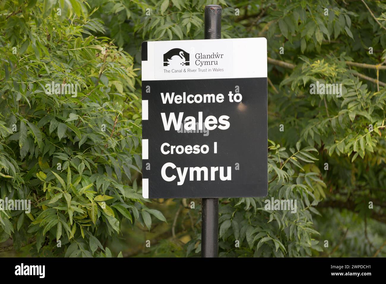 UK, Shropshire, Chirck Aqueduct, Llangollen Canal , cartello benvenuto in Galles al confine tra Galles e Inghilterra. Foto Stock