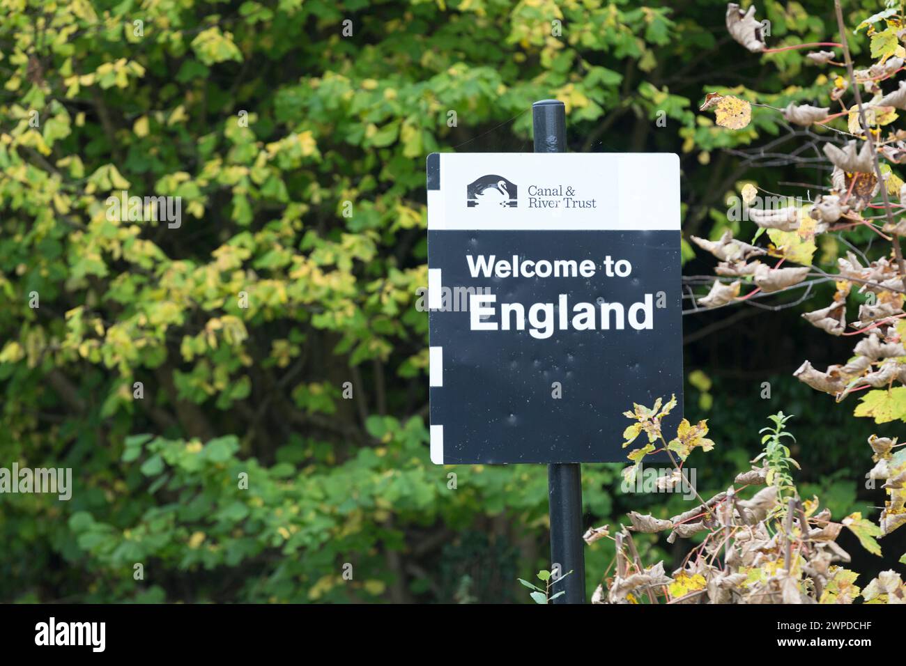 Regno Unito, Chirk Aqueduct, Llangollen Canal, cartello benvenuto in Inghilterra sul confine gallese/inglese. Foto Stock