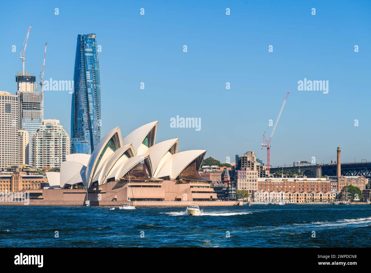 Sydney, Australia - 17 aprile 2022: Sydney Opera House con Crown Towers Sydney vista dal traghetto verso la città in una giornata di sole Foto Stock