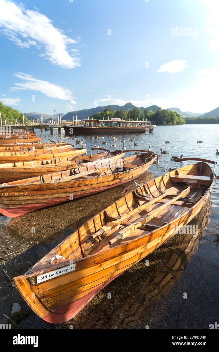 Regno Unito, Cumbria, Derwent Water, tradizionali barche a remi turistiche in legno con molo e molo. Foto Stock