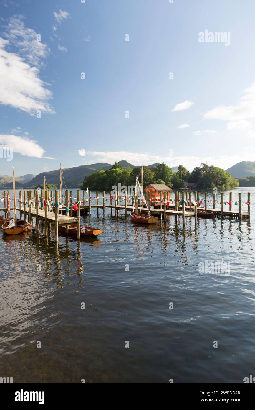 Regno Unito, Cumbria, Derwent Water, molo per le barche a vela in legno. Foto Stock