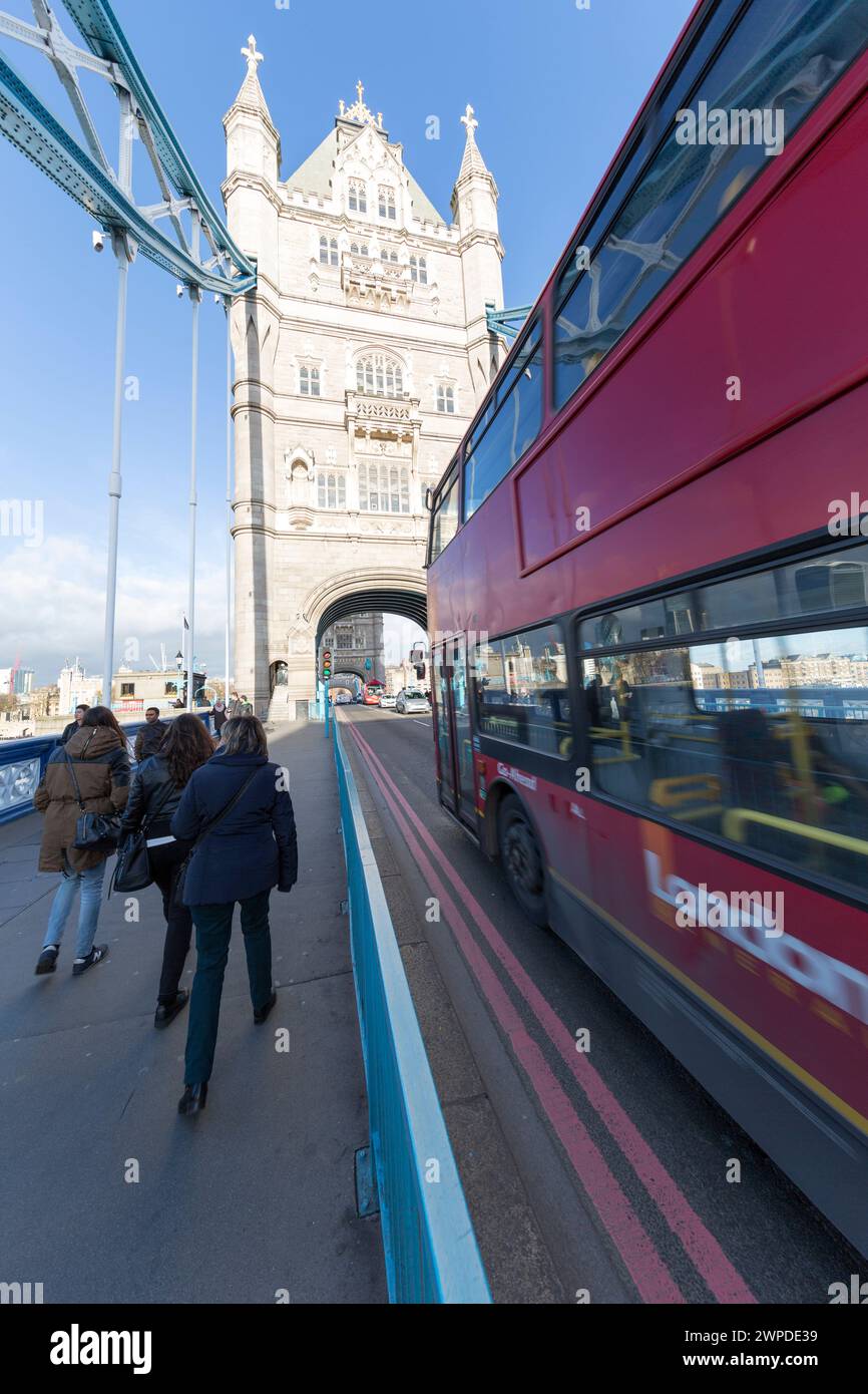 UK, London, London Bus che passa sopra Tower Bridge. Foto Stock