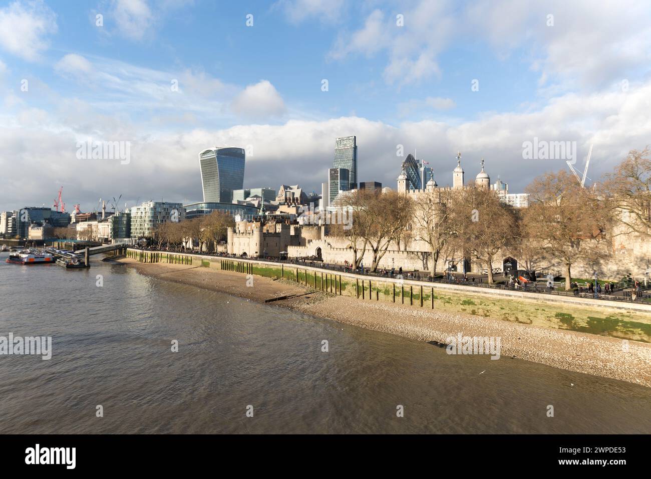 Regno Unito, Londra, la Torre di Londra e lo skyline del quartiere finanziario lungo il Tamigi. Vista dal Tower Bridge. Foto Stock
