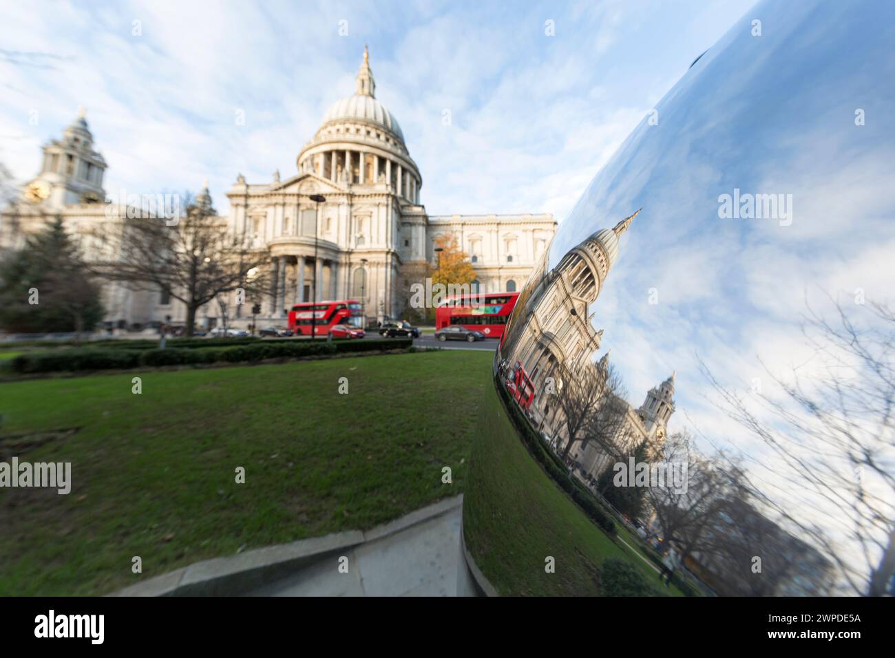Regno Unito, Londra, Cattedrale di St Paul con riflesso. Foto Stock