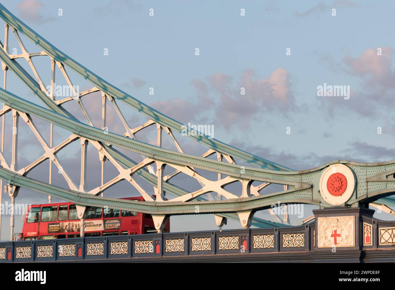 Regno Unito, Londra, Tower Bridge che mostra la struttura in ferro e l'attraversamento degli autobus di Londra. Foto Stock